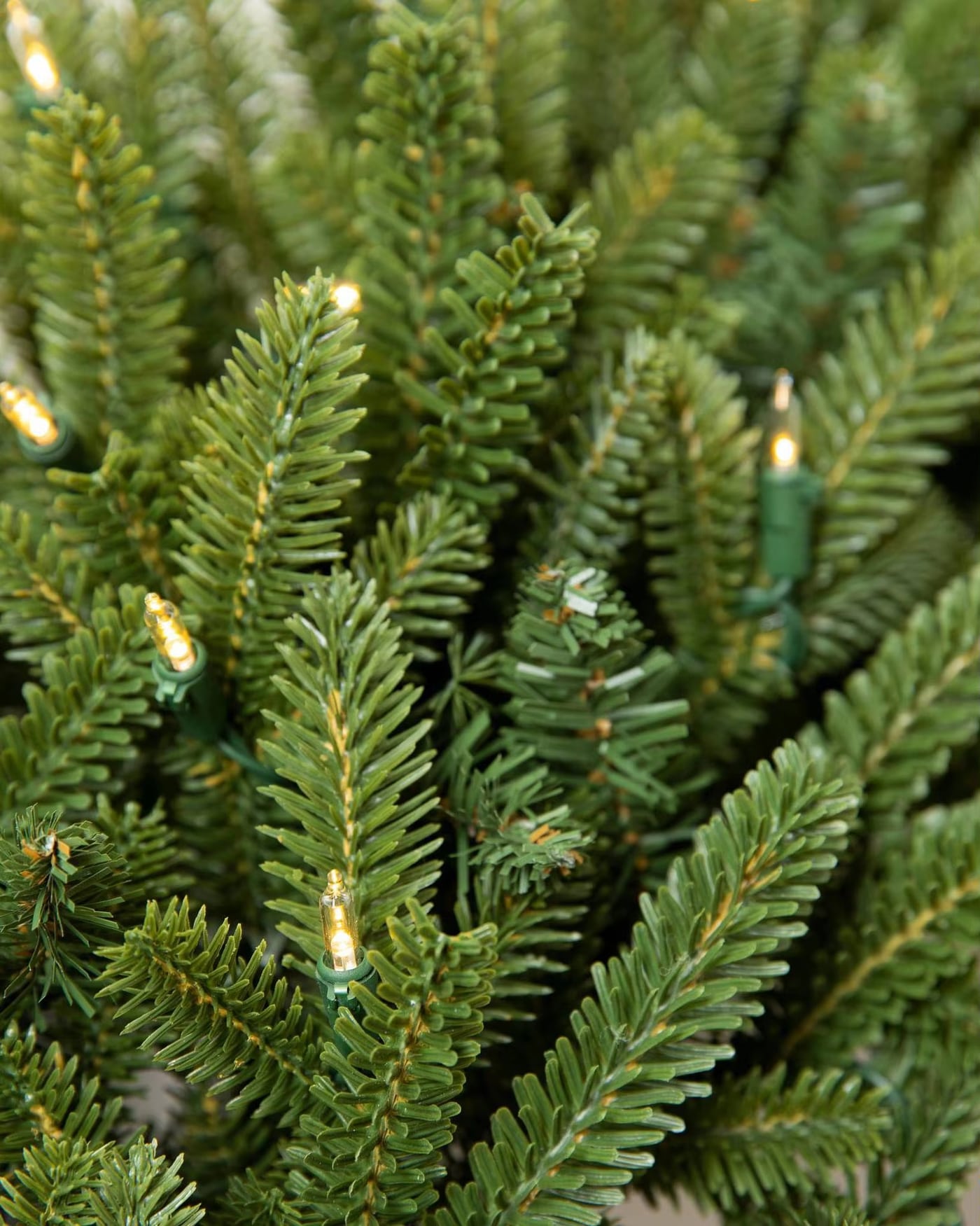Pre-Lit Green Christmas Wreath · image reference 4